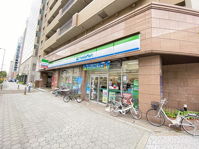 コンビニ　ファミリーマート（コンビニ）まで300m
