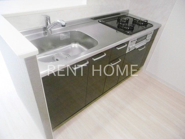 キッチン　3口ガスコンロのシステムキッチンです。