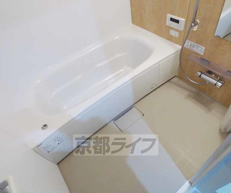 バス・シャワールーム　ゆったりサイズの浴槽です。