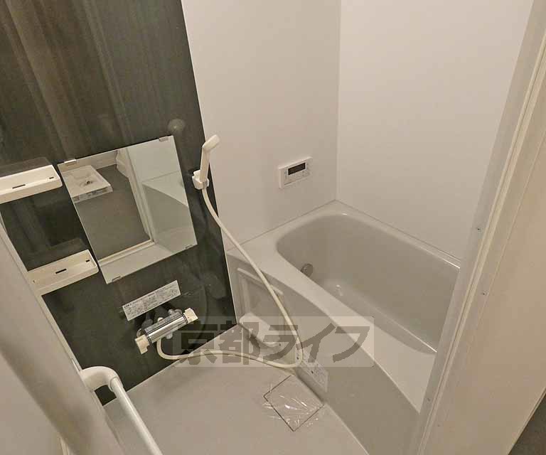 バス・シャワールーム　ゆったりとした浴室です。