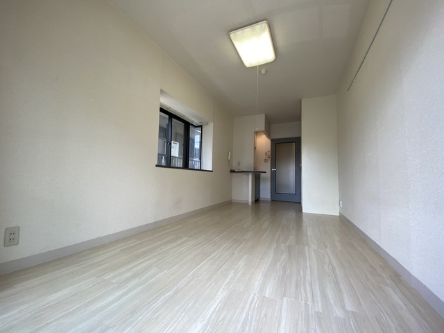 居室・リビング　白が基調の可愛らしいお部屋です。