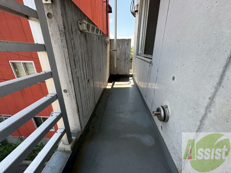 バルコニー　バルコニー。洗濯物がはかどりそうな広さがありますよ。