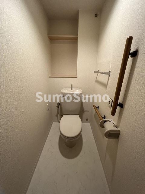 トイレ　落ち着いた色調のトイレです