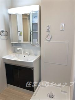 洗面設備　三面鏡付きシャンプードレッサー