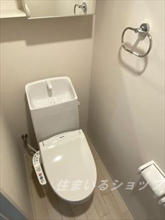 トイレ　シャワートイレ・ミラー付き収納あり