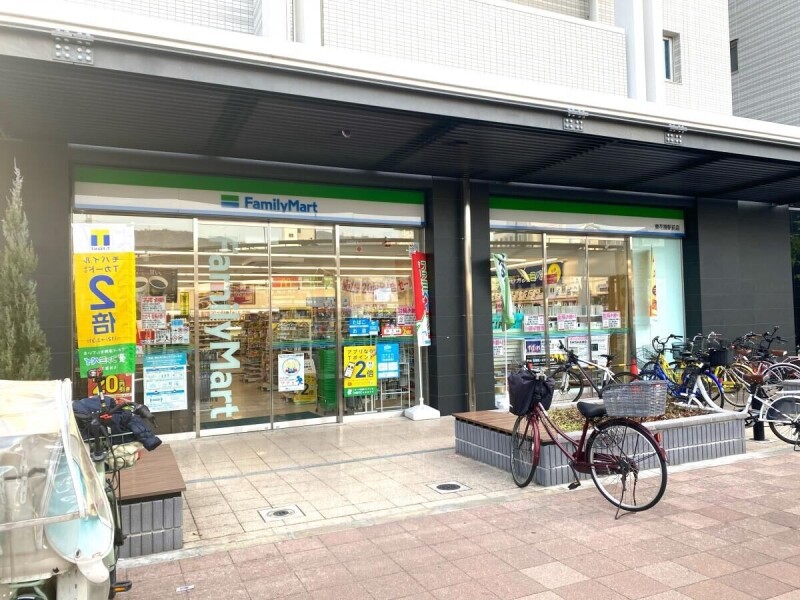 コンビニ　ファミリーマート東花園駅前店（コンビニ）まで298m