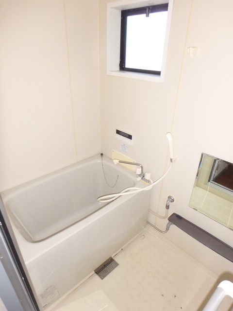 バス・シャワールーム　明るいバスルーム