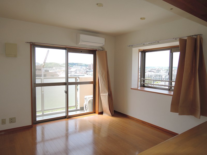 居室・リビング　明るく開放感のあるリビング（他室参照）