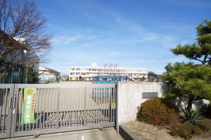 小学校　三和小学校（小学校）まで931m