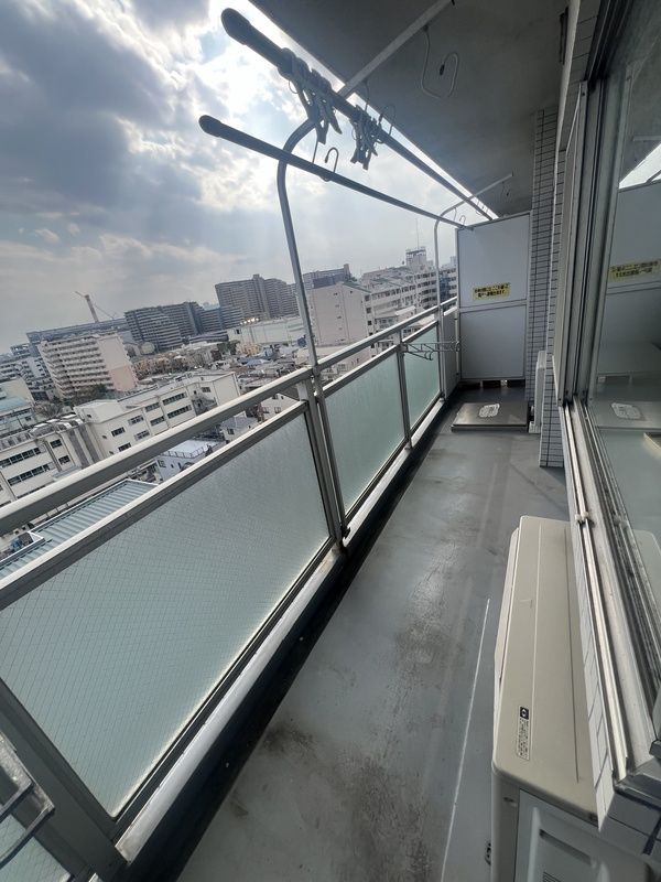 バルコニー　暖かな日差しのふりそそぐバルコニー