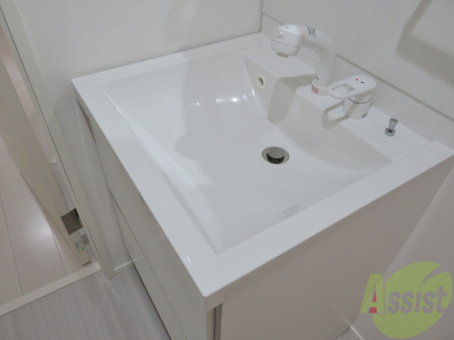 洗面設備　洗面台はシャワーヘッド付きなので便利ですね。