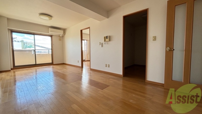 居室・リビング　１２．９帖のＬＤＫです。広々としてきれいですね。