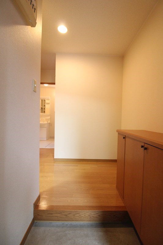 玄関　※別部屋参考写真