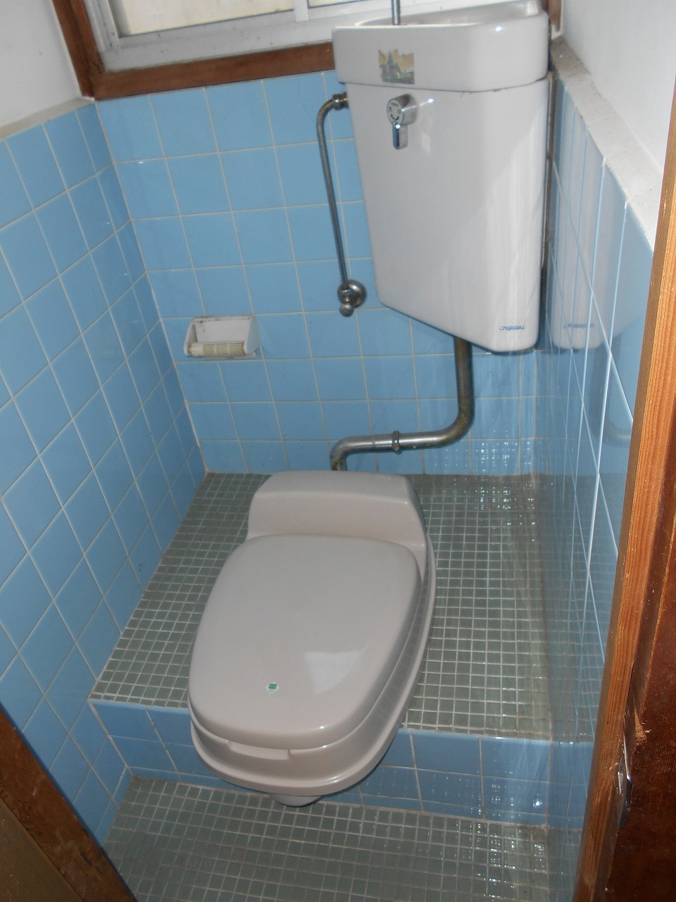 青い空と見晴らしの丘のトイレ写真