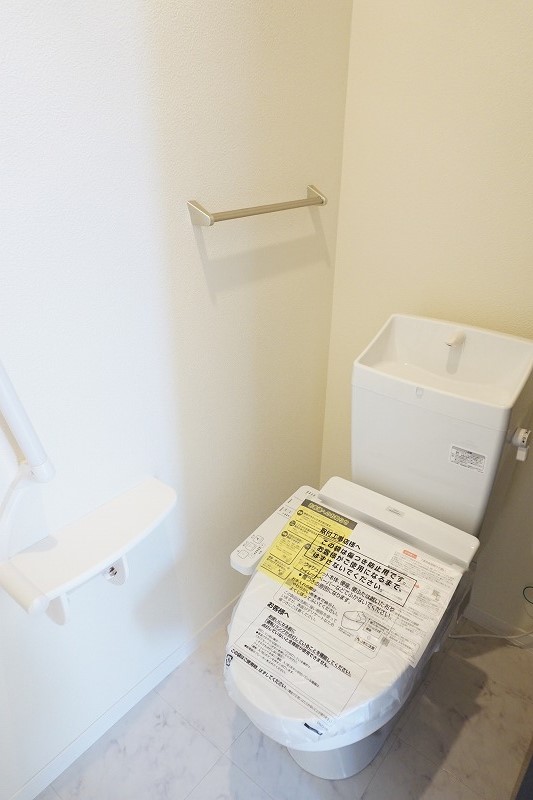 トイレ　もちろんウォシュレット機能付きです！