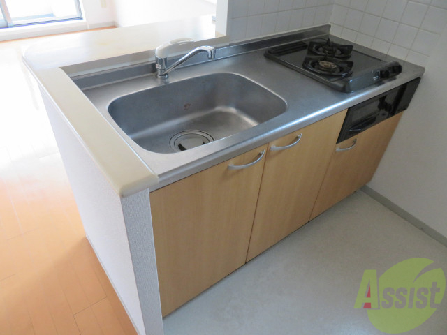 キッチン　システムキッチン。グリル付きでお魚も焼けますね。