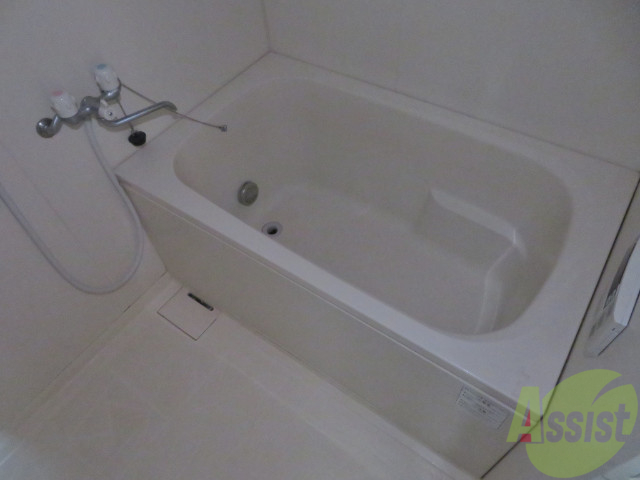 バス・シャワールーム　バスルームはこちらです。広々としてゆったり休めます。