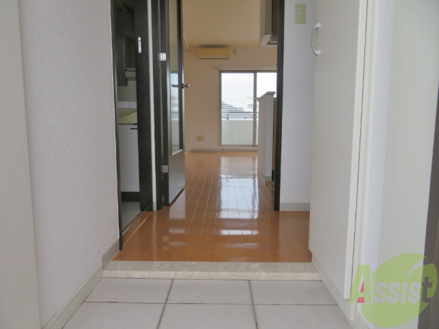 玄関　廊下の様子です。幅も狭くなく、利用しやすいですよ。