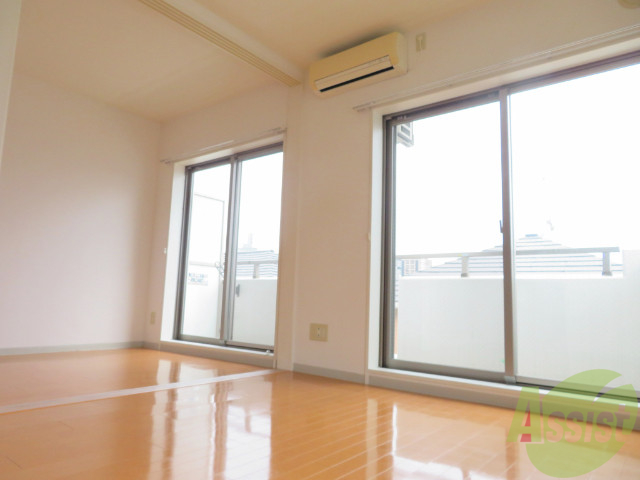 居室・リビング　１０帖のＬＤＫ。引き戸を開けると解放感があります。