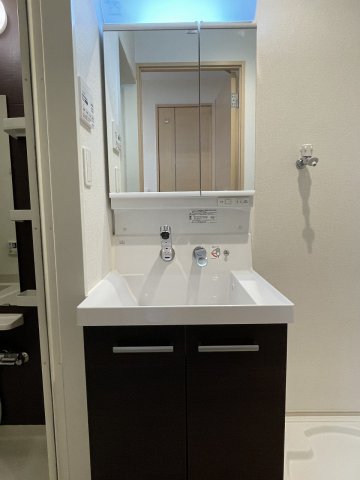 洗面設備　スペースが確保できる洗面所です