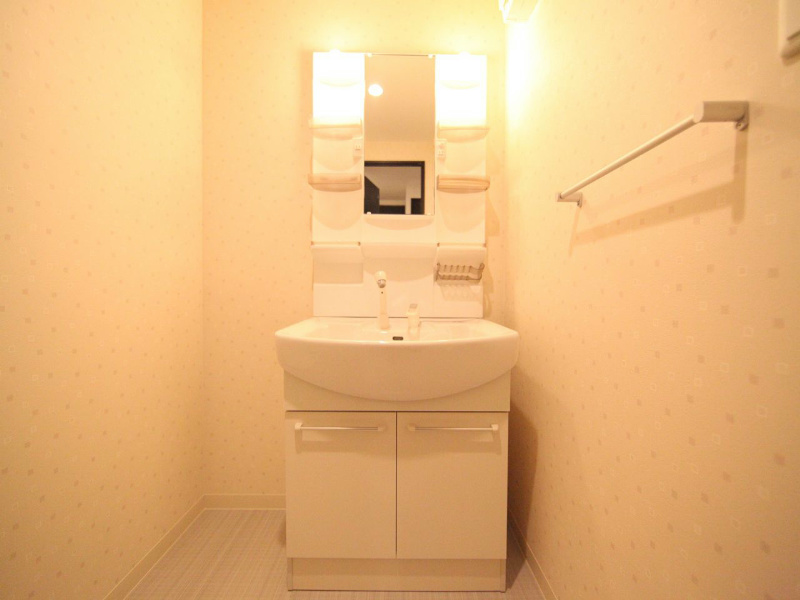 洗面設備　脱衣所　独立洗面台（シャンプードレッサー付）収納スペース有