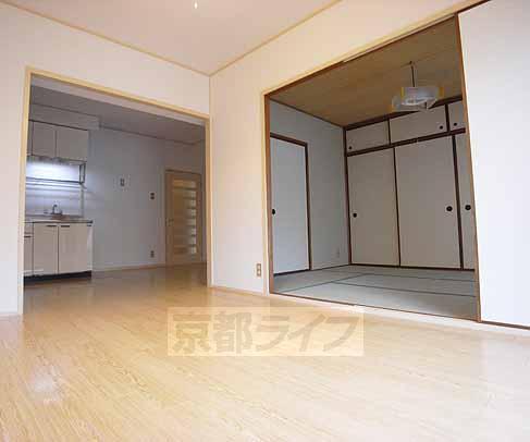 居室・リビング　広々リビング。和室と繋げて使うことも可能です！