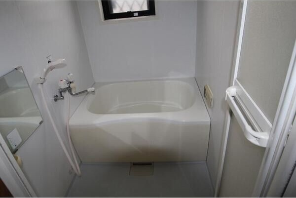 バス・シャワールーム　※写真は同じマンションの違う部屋のものになります。