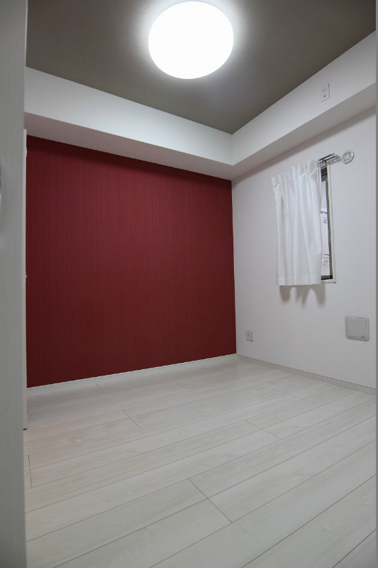 その他部屋・スペース　赤色のアクセントクロス