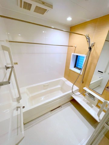 バス・シャワールーム　浴室にも窓あり♪追焚・浴室乾燥機付き