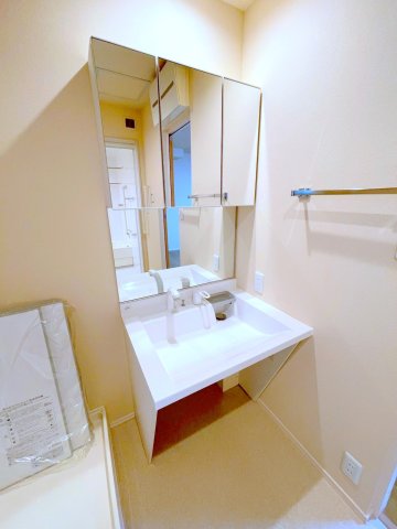 洗面設備　三面鏡付きの独立洗面化粧台