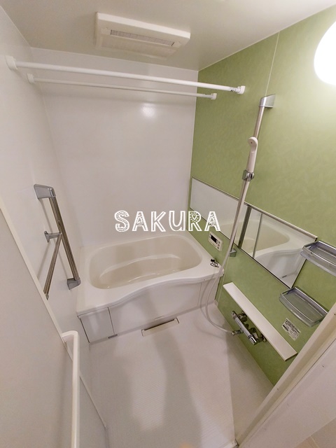 バス・シャワールーム　嬉しい追い焚き・浴室乾燥機付きです♪