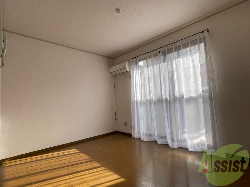 居室・リビング　こちらがリビングです。窓から陽が差し込んで明るいお部屋ですね