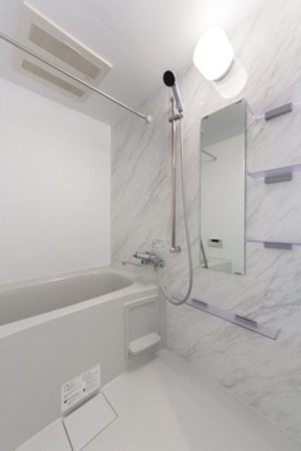 バス・シャワールーム　2F、フロアによりフローリングの色が異なります