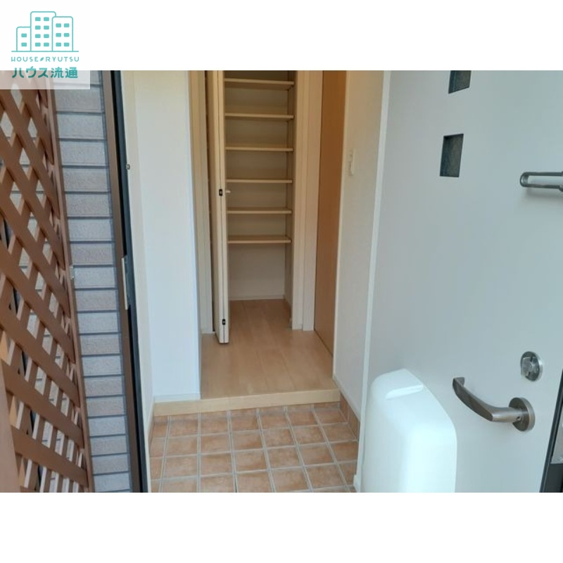 玄関　※別号室の写真です