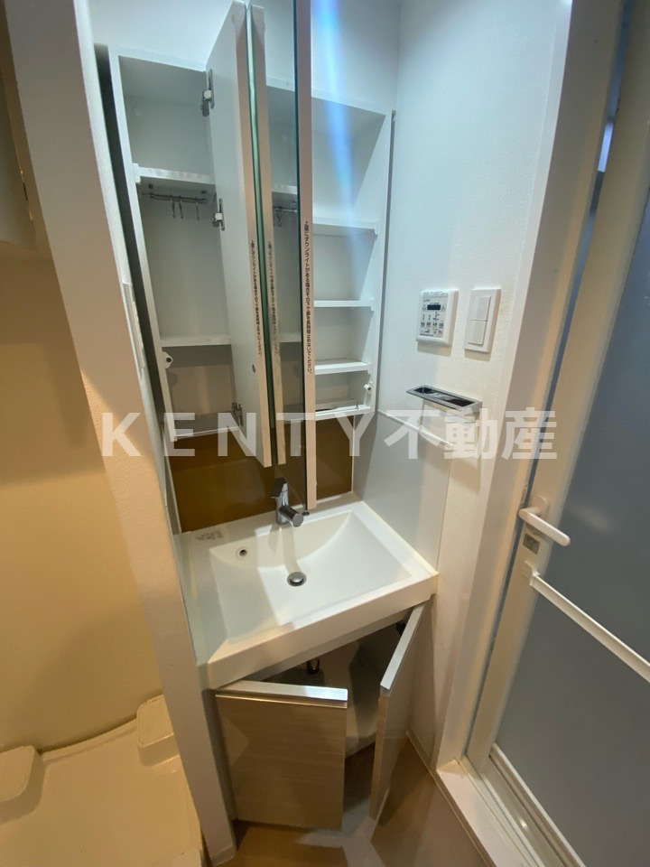 洗面設備　ゆったりとスペースのある洗面所