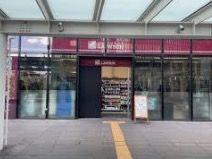 コンビニ　ナチュラルローソン NLNBF大崎店（コンビニ）まで726m