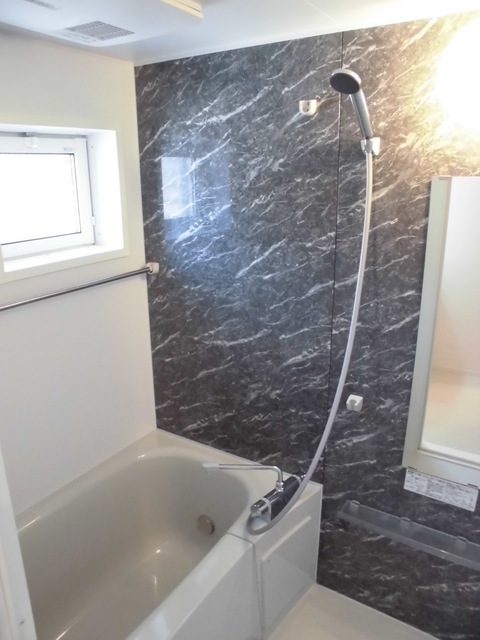 バス・シャワールーム　※別室参考写真　浴室乾燥機付きバスルーム（同一タイプ）