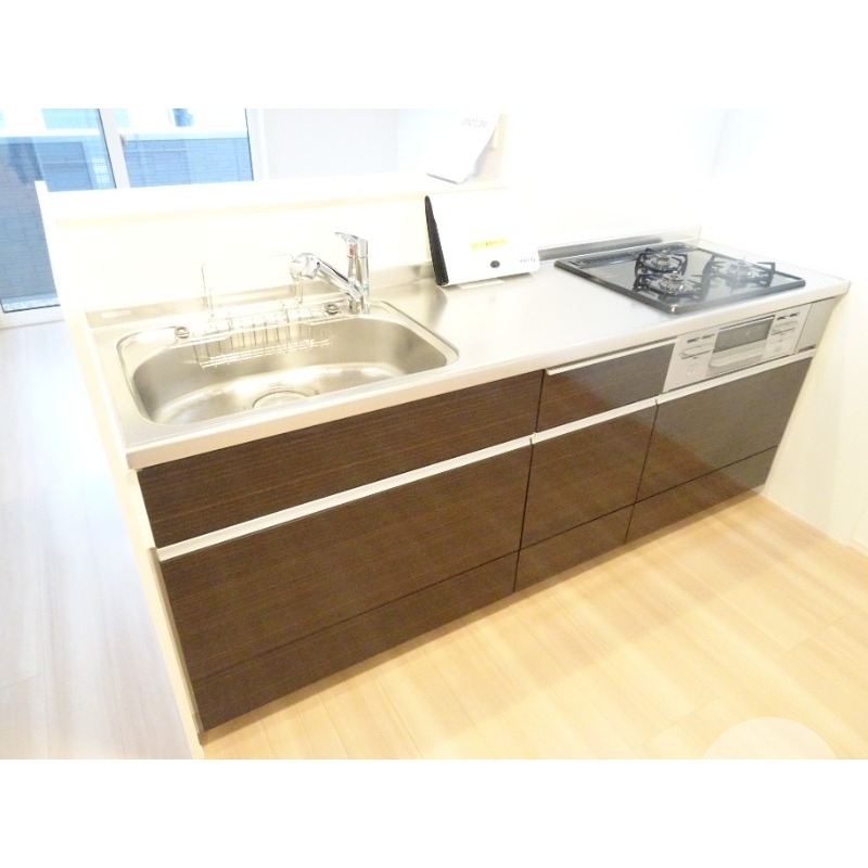 キッチン　効率よくお料理できる３口コンロ付き♪