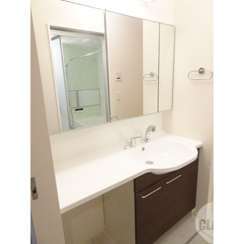 洗面設備　鏡の大きなシャンプードレッサー♪