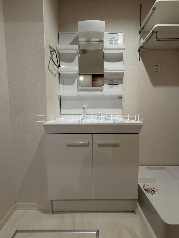 洗面設備　シャワーノズル付で身支度も、洗面台回りのお掃除もラクチン。