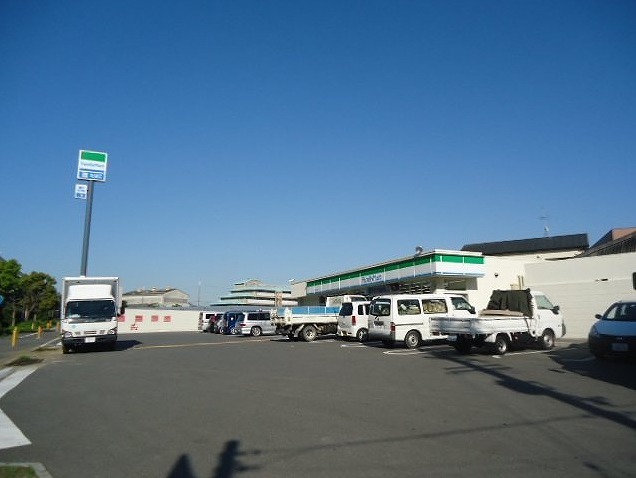 コンビニ　ファミリーマート（コンビニ）まで445m