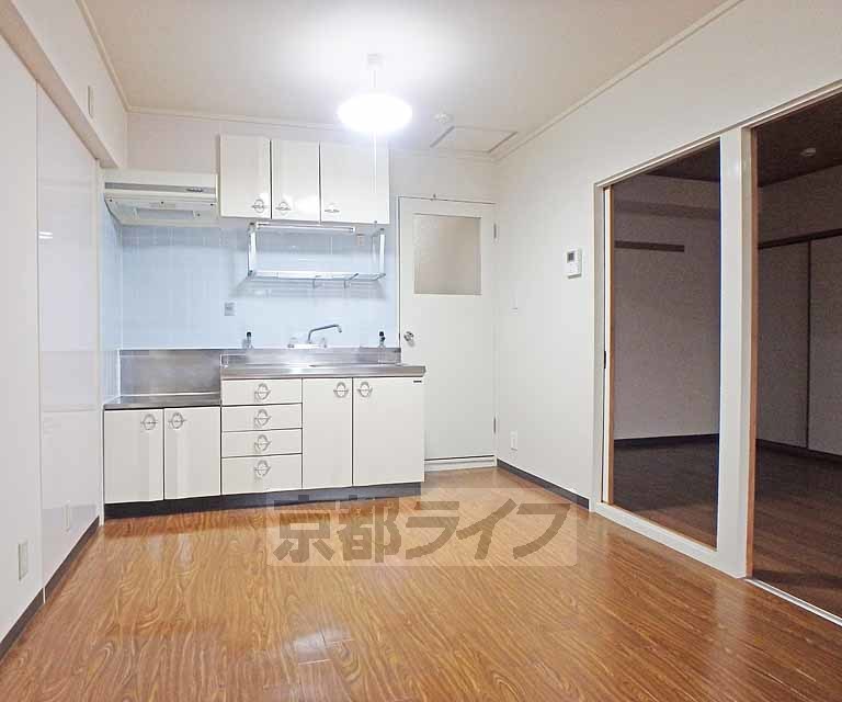 居室・リビング　生活便利な立地に建つ２ＬＤＫマンションです。