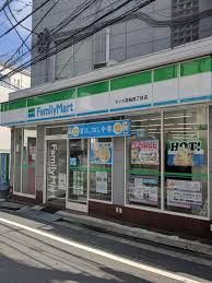 コンビニ　ファミリーマート 高輪四丁目店（コンビニ）まで96m