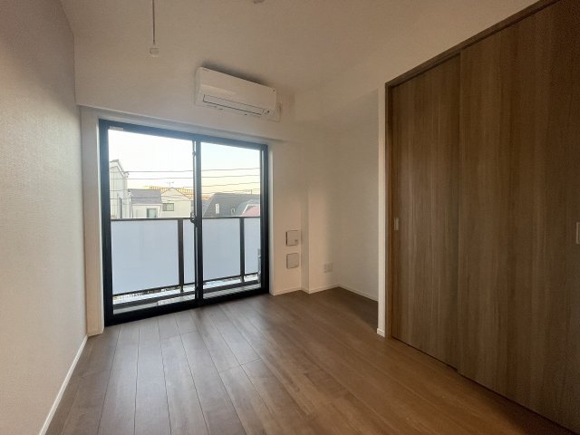 居室・リビング　落ち着いた色合いの床材を使用した居住空間です。