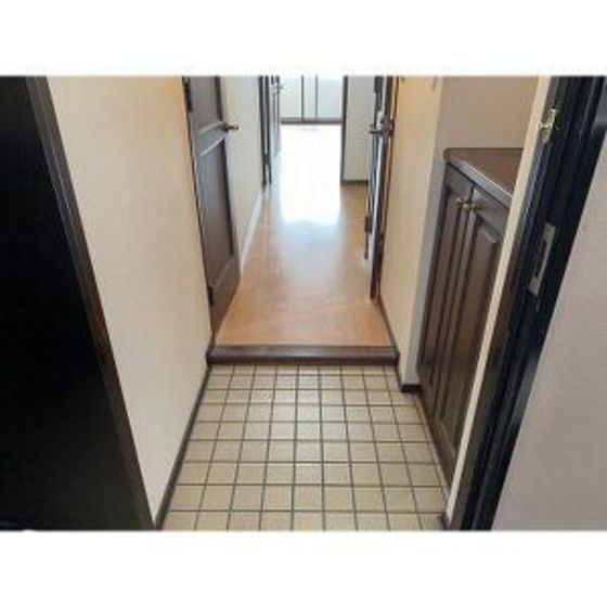 玄関　※同タイプ別部屋の写真です。現況優先。