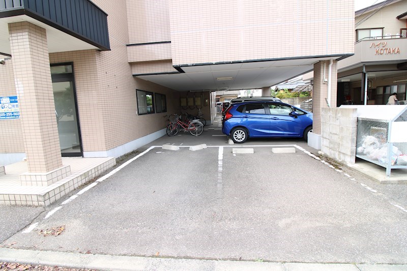 駐車場　敷地内駐車場