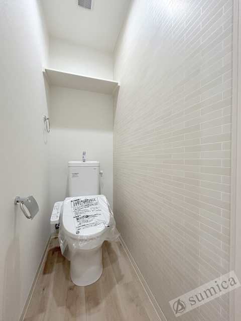 トイレ　人気アイテムの温水洗浄便座。清潔感のあるトイレです。