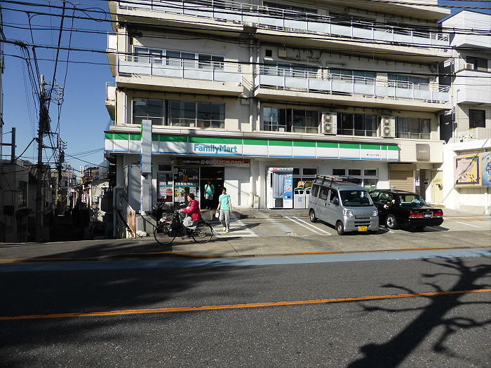 コンビニ　ファミリーマート　幡ヶ谷三丁目店（コンビニ）まで398m