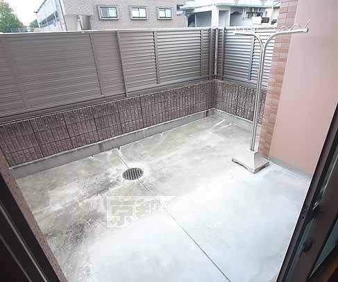 バルコニー　一階は広いテラス付き