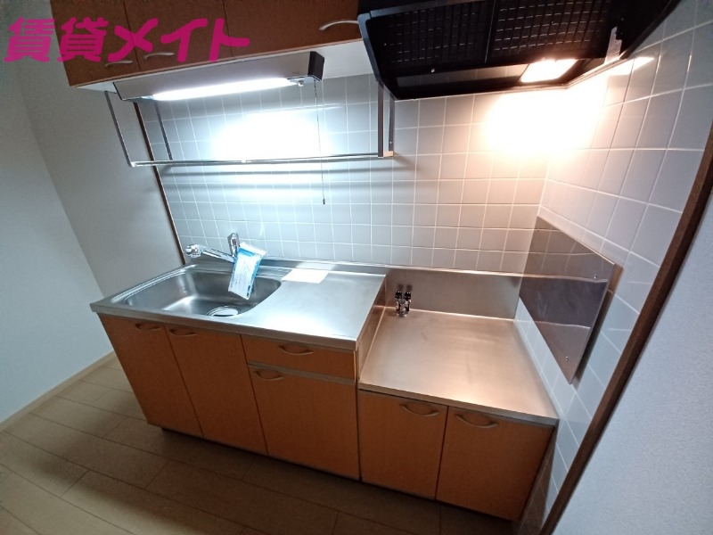 キッチン　別部屋反転写真です